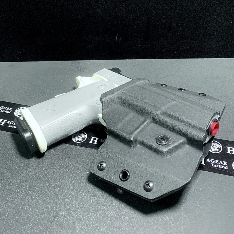 This Pancake-style holster offers friction retention only and is ideally suited for concealed carry.